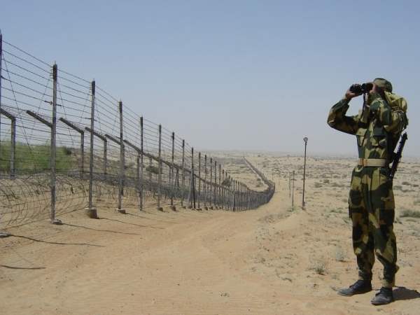 BSF के अधिकारी कर रहे पेट्रोलिंग