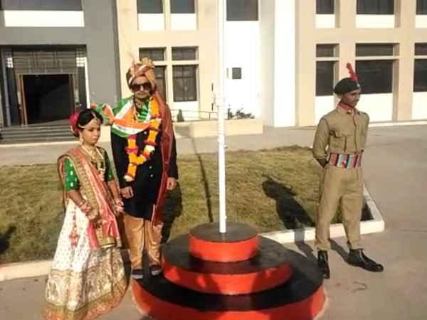 शादी करने से पहेले वर-वधू ने किया ध्वजवंदन 