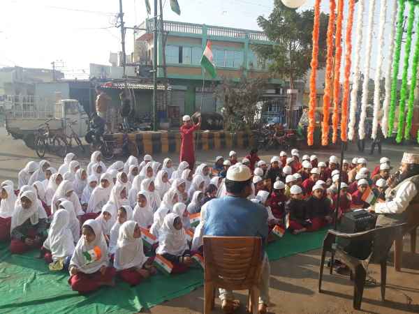 मुस्लिम बिरादरी और बच्चों ने दी तिरंगे झंडे को सलामी 