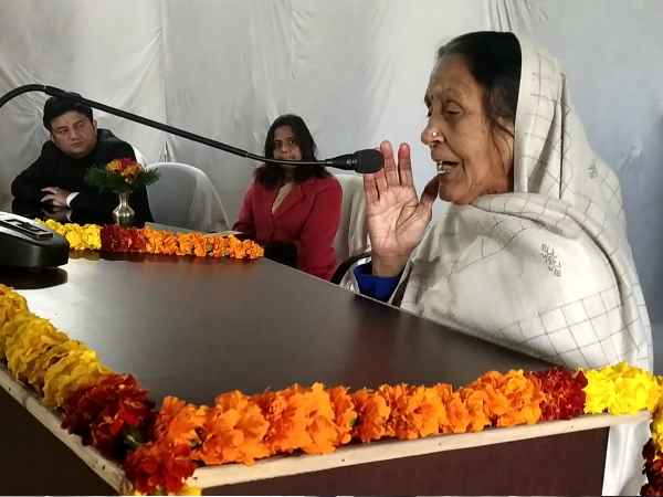 छलकने लगे आंखों से आंसू