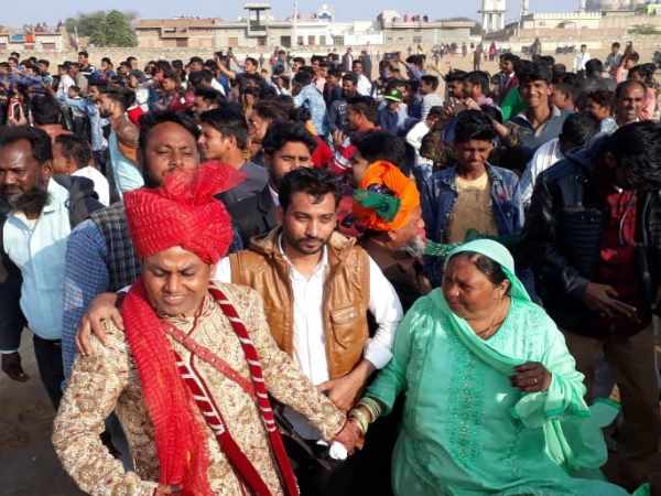 Sikar Groom Reached at bride home By helicopter