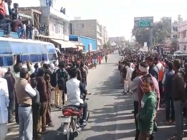 सड़क के दोनों तरफ लगीं कतार