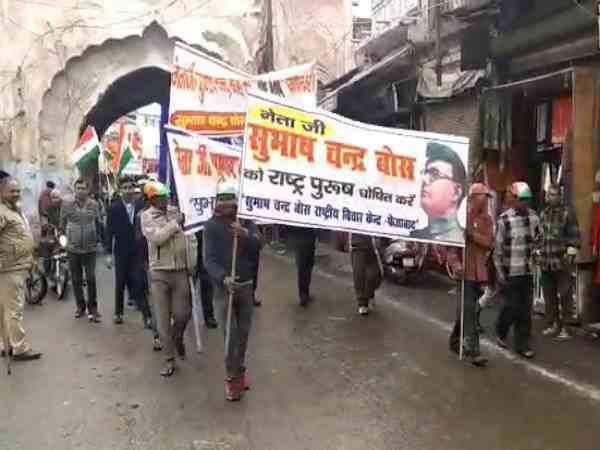 प्रतिमा पर माल्यार्पण