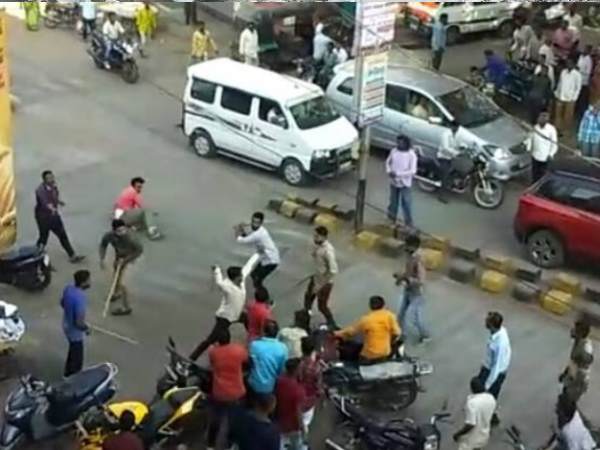 A father beaten by antisocial element in Surat A father beaten by antisocial element in Surat
