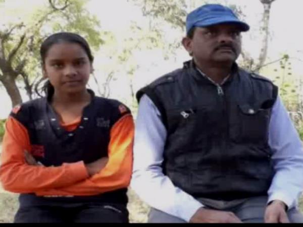 Teacher punished to School Girl by slapping 168 times in jhabua MP Teacher punished to School Girl by slapping 168 times in jhabua MP