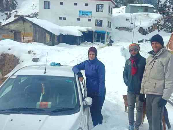 delhi tourists rescued by sdrf after nine days stranded in snowfall in chakrata