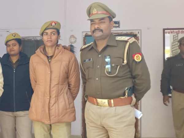 पुलिस को मिला महिला का जला हुआ शव