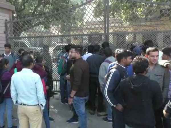 10 से 15 लड़कों ने की मारपीट
