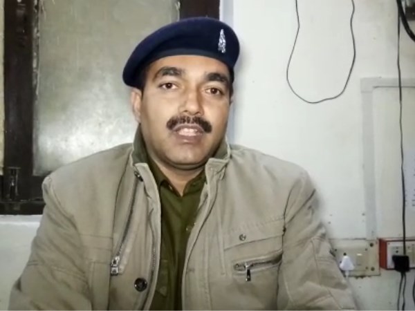 policeman taking bribe from physical attack victim video viral