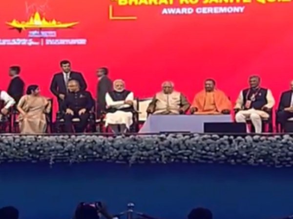 पीएम पहुंचे वाराणसी