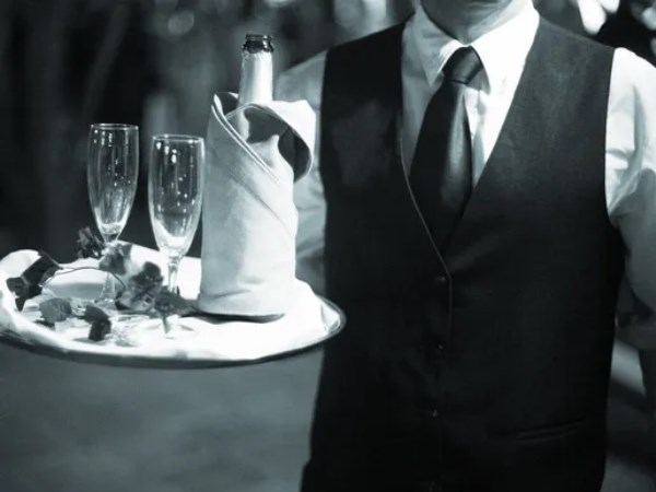 चुने गये लोगों में 12 स्नातक हैं