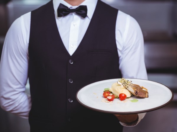 वेटर के लिए मांगी गई थी चौथी पास योग्यता