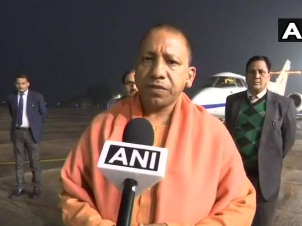 यूपी के सीएम योगी आदित्यनाथ प्रदेश फरवरी के पहले हफ्ते में पश्चिम बंगाल जाएंगे। वो वहां आगामी लोकसभा चुनाव को देखते हुए चार रैली करेंगे। तीन फरवरी को योगी बांकुरा और पुरुलिया में दो रैली करेंगे। पांच फरवरी को को वह रायगंज और दिनाजपुर जिले के बालूरघाट में रैली को संबोधित करेंगे। बंगाल भाजपा के अध्यक्ष दिलीप घोष के अनुसार, पार्टी की योजना अगले दो सप्ताह में पूरे राज्य में 100 रैलियां आयोजित करने की है। योगी के अलावा प्रधानमंत्री मोदी, भाजपा अध्यक्ष अमित शाह केंद्र में मंत्री राजनाथ सिंह, धर्मेंद्र प्रधान और गिरिराज सिंह समेत कई बड़े नेता इन रैलियों को संबोधित करेंगs यूपी के सीएम योगी आदित्यनाथ प्रदेश फरवरी के पहले हफ्ते में पश्चिम बंगाल जाएंगे। वो वहां आगामी लोकसभा चुनाव को देखते हुए चार रैली करेंगे। तीन फरवरी को योगी बांकुरा और पुरुलिया में दो रैली करेंगे। पांच फरवरी को को वह रायगंज और दिनाजपुर जिले के बालूरघाट में रैली को संबोधित करेंगे। बंगाल भाजपा के अध्यक्ष दिलीप घोष के अनुसार, पार्टी की योजना अगले दो सप्ताह में पूरे राज्य में 100 रैलियां आयोजित करने की है। योगी के अलावा प्रधानमंत्री मोदी, भाजपा अध्यक्ष अमित शाह केंद्र में मंत्री राजनाथ सिंह, धर्मेंद्र प्रधान और गिरिराज सिंह समेत कई बड़े नेता इन रैलियों को संबोधित करेंगs