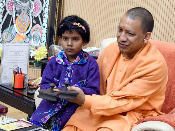 यह खड़ाऊं रिमझिम के पिता आनंद शर्मा ने खुद बनाई थी