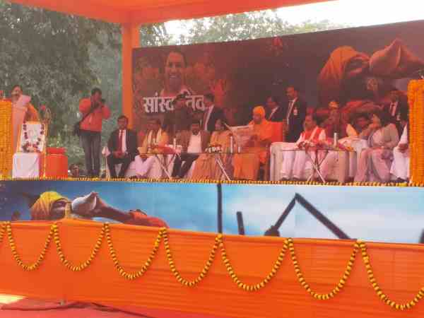 सीएम से मिलने की मांग कर रहे अभ्यर्थी 