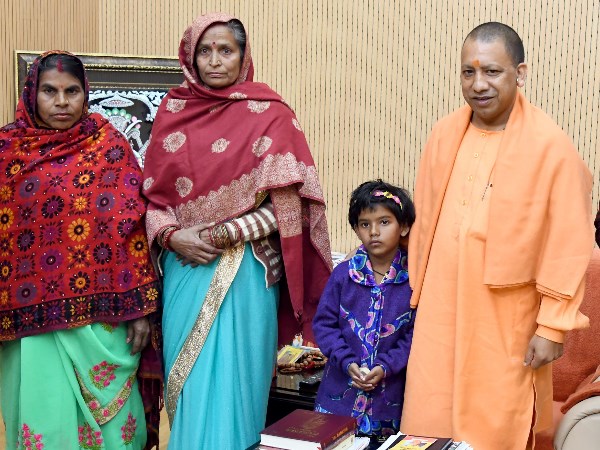 घर और पांच लाख की दी सहायता