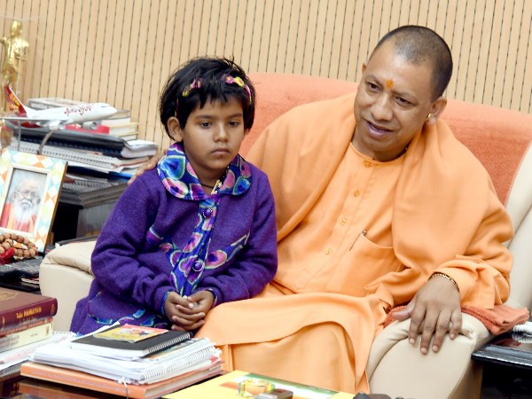 सीएम योगी ने बच्ची को दुलारा