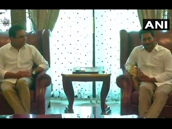 TRS KT Rama Rao meets YSR Congress Jaganmohan Reddy may alliance for 2019 loksabha elections TRS KT Rama Rao meets YSR Congress Jaganmohan Reddy may alliance for 2019 loksabha elections