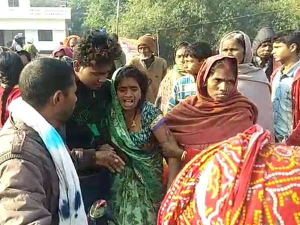 हाईटेंशन लाइन के तार से टच हुआ गेट
