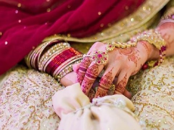 महाराष्ट्र में कुछ समुदायों में नव-विवाहिता महिला को वर्जिनिटी टेस्ट के लिए किया जाता है बाध्य