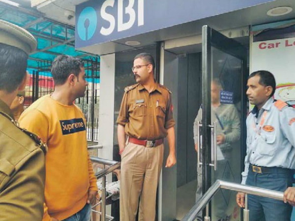 'दो लोग रूमाल से चेहरा ढके एटीएम पर अंधाधुंध फायरिंग कर रहे थे'