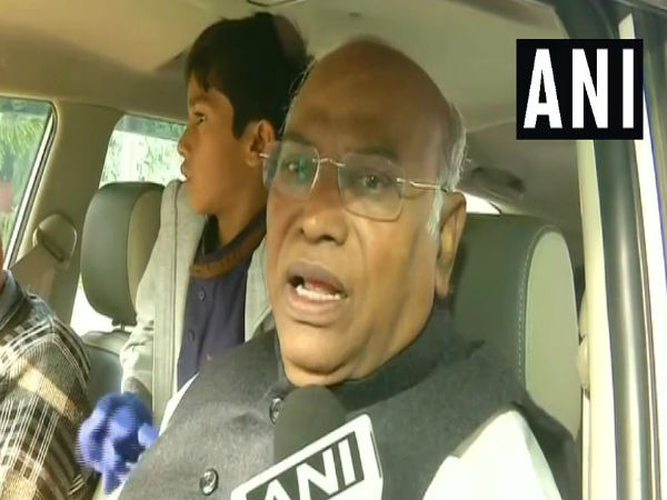 Mallikarjun Kharge: Theyll try to introduce populist schemes in the Budget keeping an eye on Lok Sabha polls. Budgets theyve presented so far havent really benefitted general public. Only ‘Jumlas will come out today. Mallikarjun Kharge: Theyll try to introduce populist schemes in the Budget keeping an eye on Lok Sabha polls. Budgets theyve presented so far havent really benefitted general public. Only ‘Jumlas will come out today.