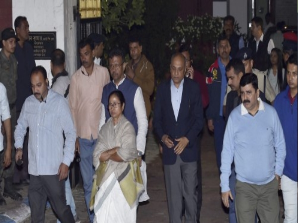 ममता बनर्जी खुद पहुंची कमिश्नर के घर