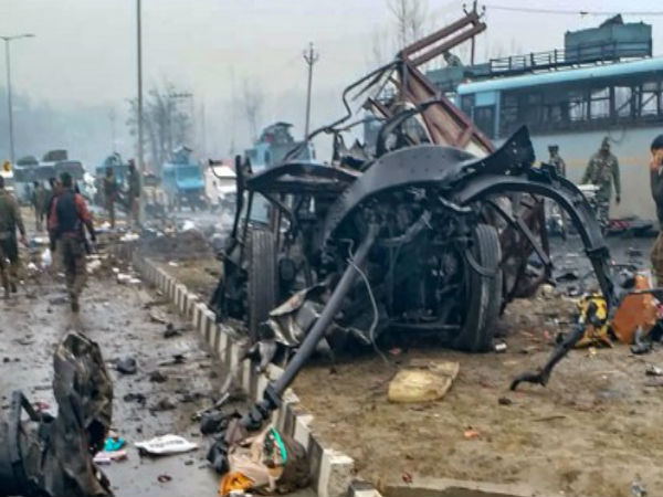 खून से सन गई सड़क