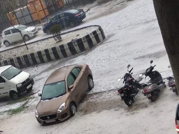 दिल्ली-NCR में तेज बारिश के साथ कई जगहों पर गिरे ओले