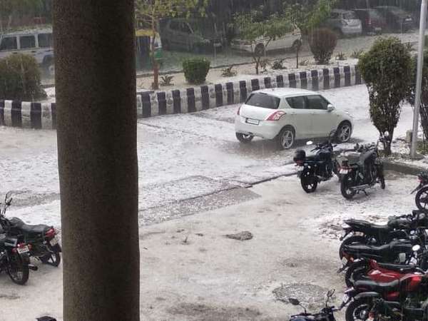 दिल्ली-NCR में तेज बारिश के साथ कई जगहों पर गिरे ओले