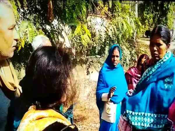 A woman beaten by in laws on court gate in Mau