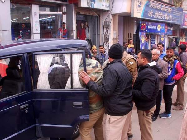 दरवाजा खोलकर देखा तो उड़ गए पुलिसवालों के होश