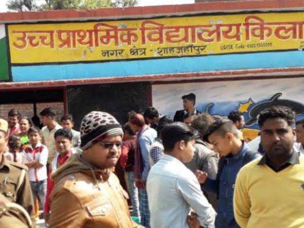 तीनों छात्राओं को जमकर पीटा