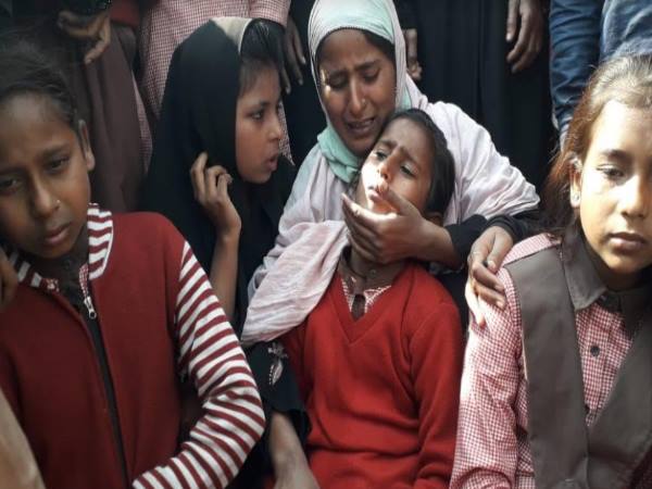 अटेंडेंस रजिस्टर चोरी करने का आरोप 