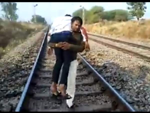 Madhya pradesh Constable Carries Injured Man on Shoulder for 1.5 Km to Save His Life Madhya pradesh Constable Carries Injured Man on Shoulder for 1.5 Km to Save His Life