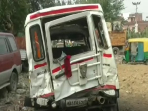 गाड़ी में फंसे रह गए लोग