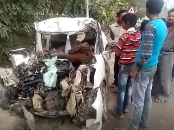 बस में सामने से टकराई कार