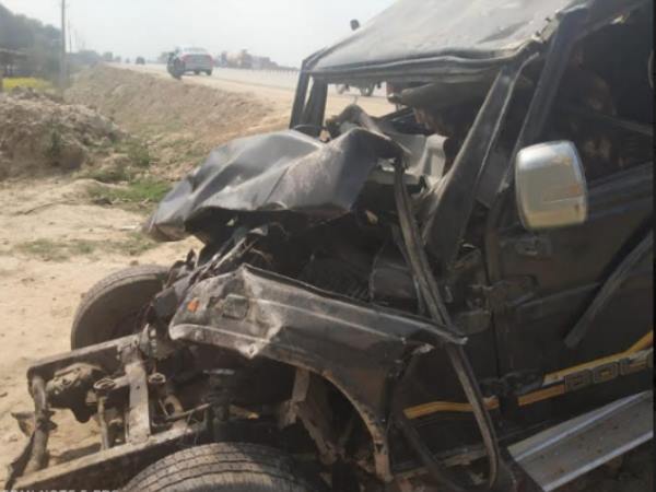 अनियंत्रित ट्रेलर ने मारी बोलेरो में टक्कर अनियंत्रित ट्रेलर ने मारी बोलेरो में टक्कर