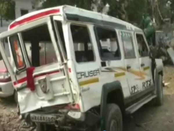 पंचर हो गई थी गाड़ी, पीछे से ट्रक ने मारी टक्कर