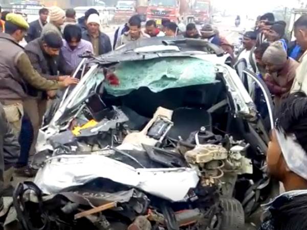 खड़े ट्रक में घुसी तेज रफ्तार कार
