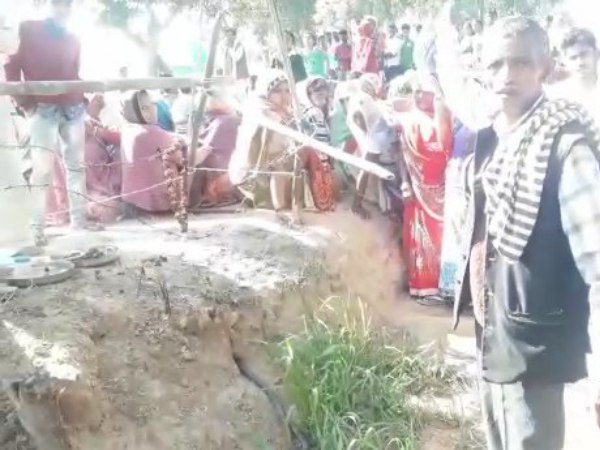 people did bhajan-kirtan after spotting Naga-Nagin in the field
