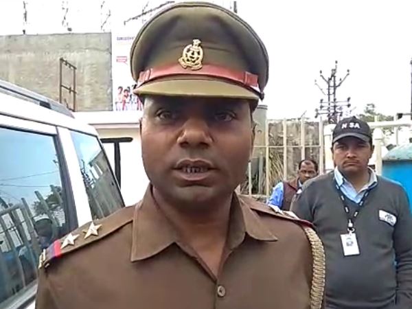 कार में मिली शराब की बोतलें कार में मिली शराब की बोतलें