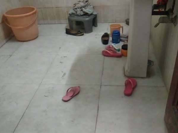 बाथरूम में मिली लाशें