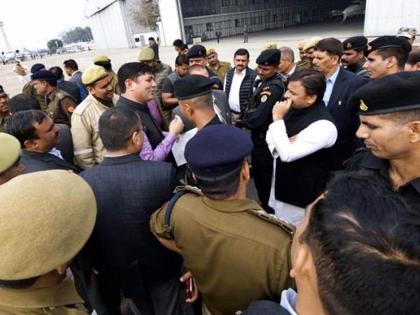 साल 2008 के पीसीएस बैच के टॉपर रहे हैं वैभव मिश्रा