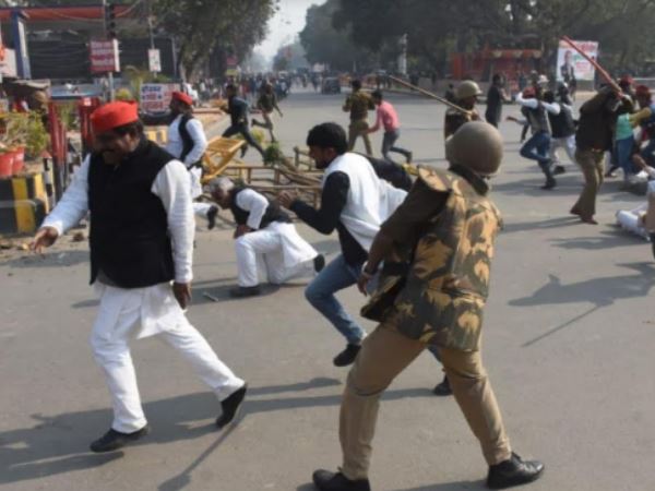 पुलिस ने किया लाठीचार्ज