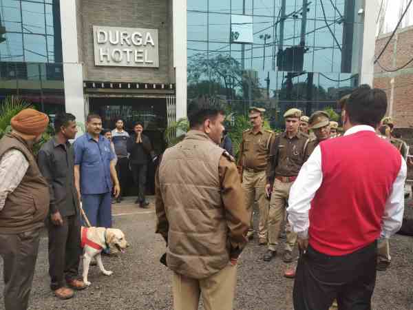 डीएम, एसपी समेत कई अधिकारियों ने की चेकिंग