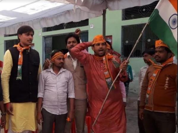 आतिशबाजी कर जताई खुशी आतिशबाजी कर जताई खुशी