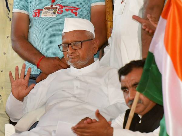 यूपीए सरकार के ख़िलाफ साजिश का हथियार बन गये अन्ना?