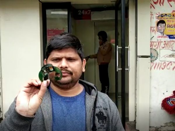 शख्स ने तोड़कर खींच ली डिवाइस