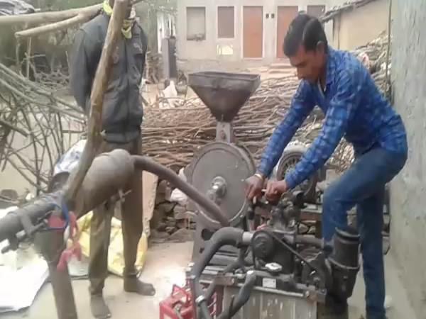 एक लीटर डीजल में 50 किलो गेहूं की पिसाई एक लीटर डीजल में 50 किलो गेहूं की पिसाई